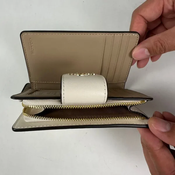 COACH C0082 Medium Corner Zip Wallet In Signature - Image 4